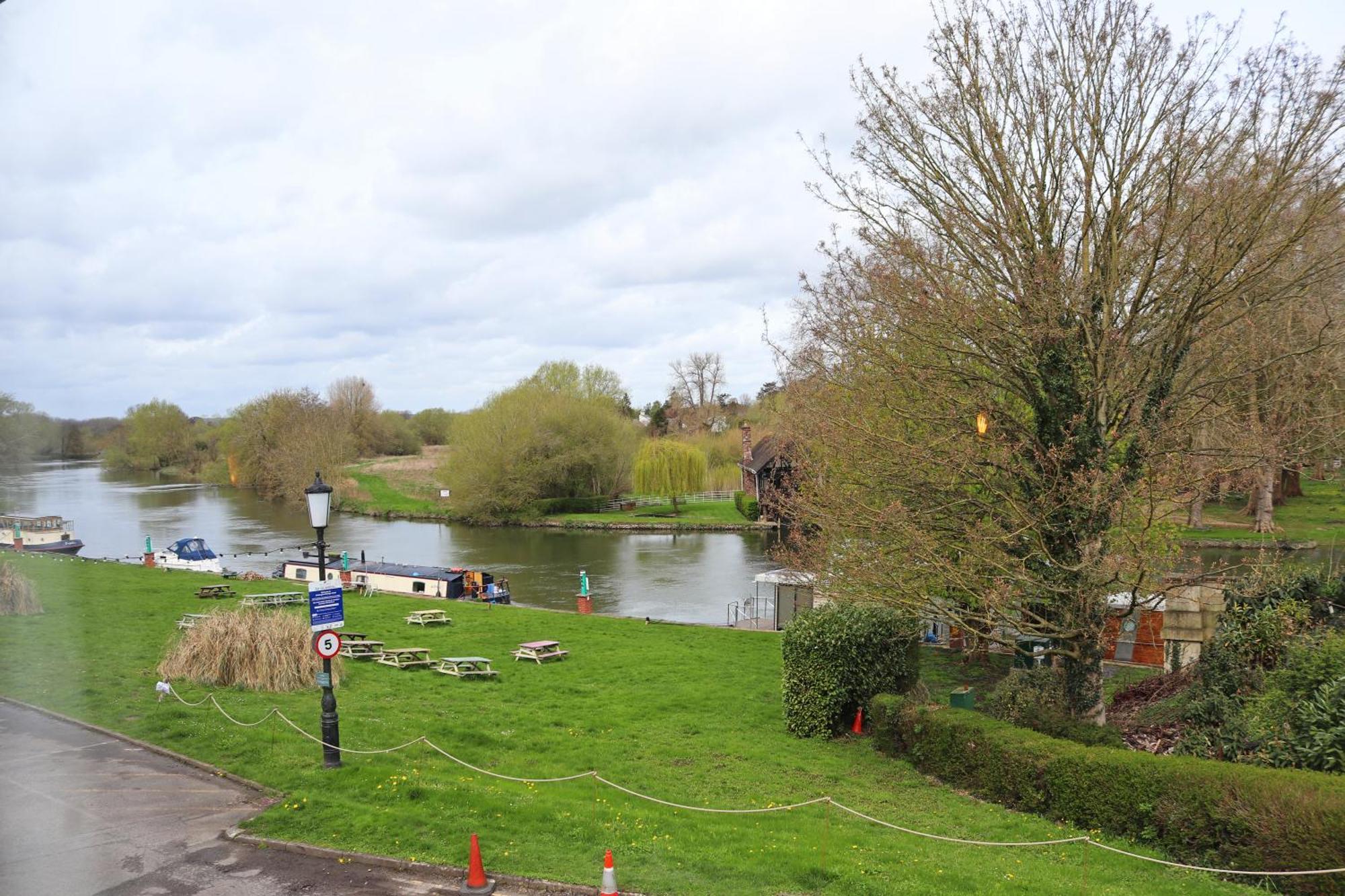 Shillingford Bridge Hotel Wallingford Bagian luar foto